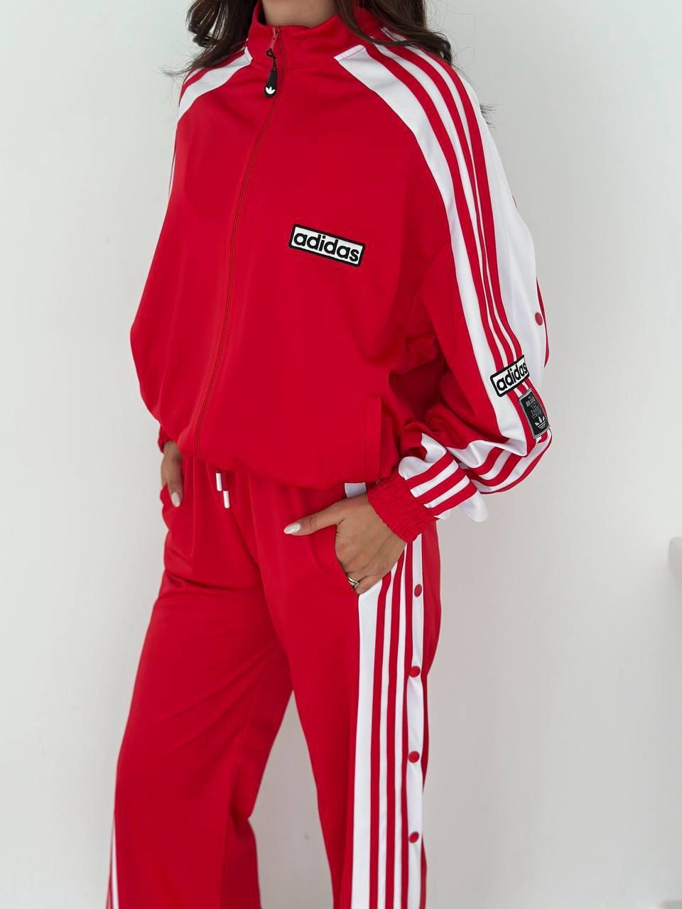 Trening Adidas – Classic Fit – Roșu cu Dungi Albe